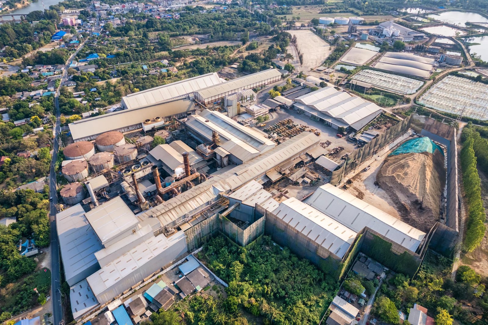 Galpão industrial com pátio de armazenamento visto do alto